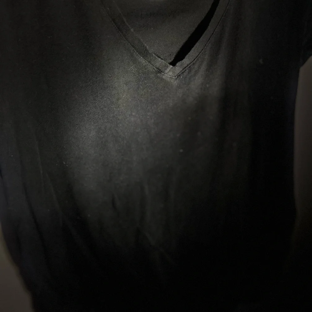 Isabel maternity basic black v neck tee - Picture 3 of 5